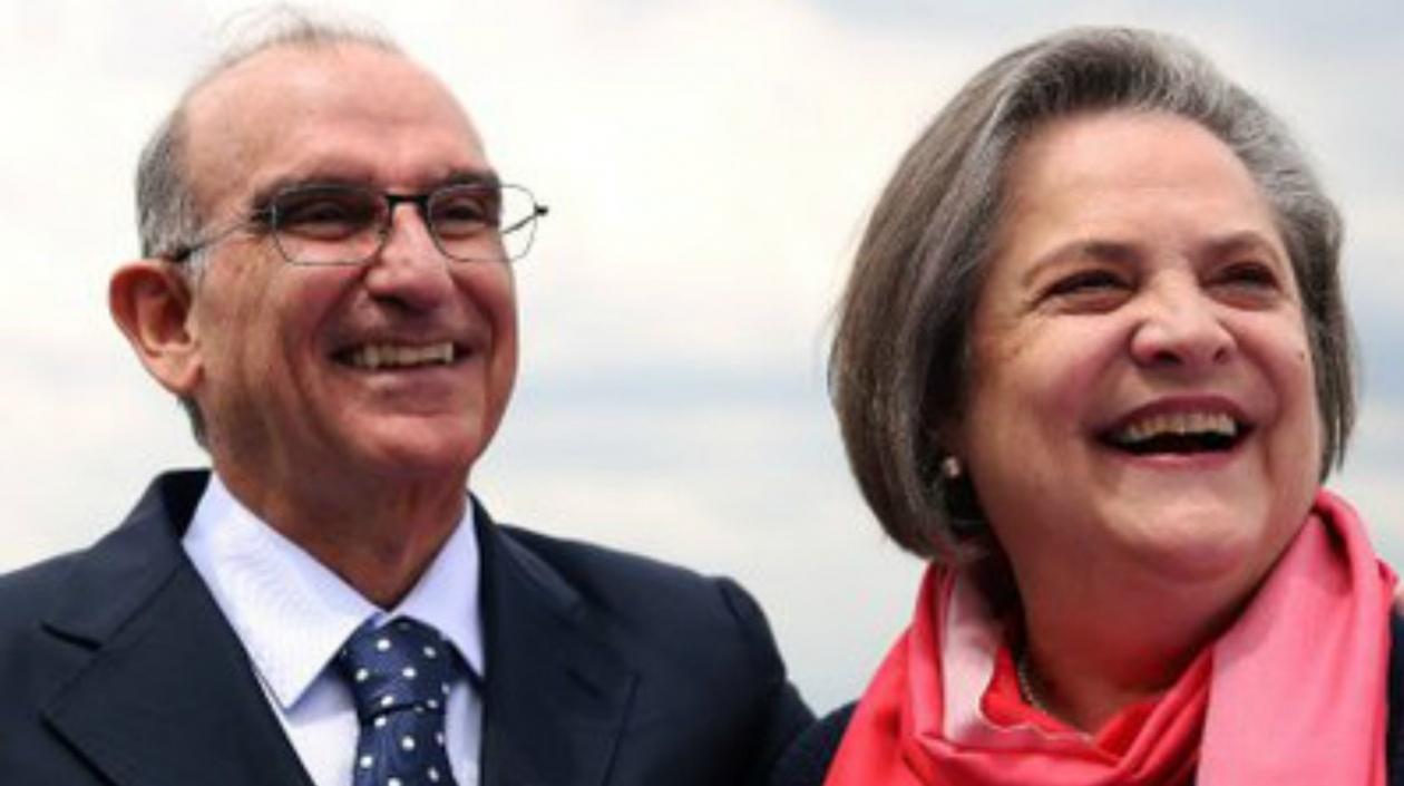 Humberto De la Calle presentó a Clara López como su fórmula vicepresidencial.