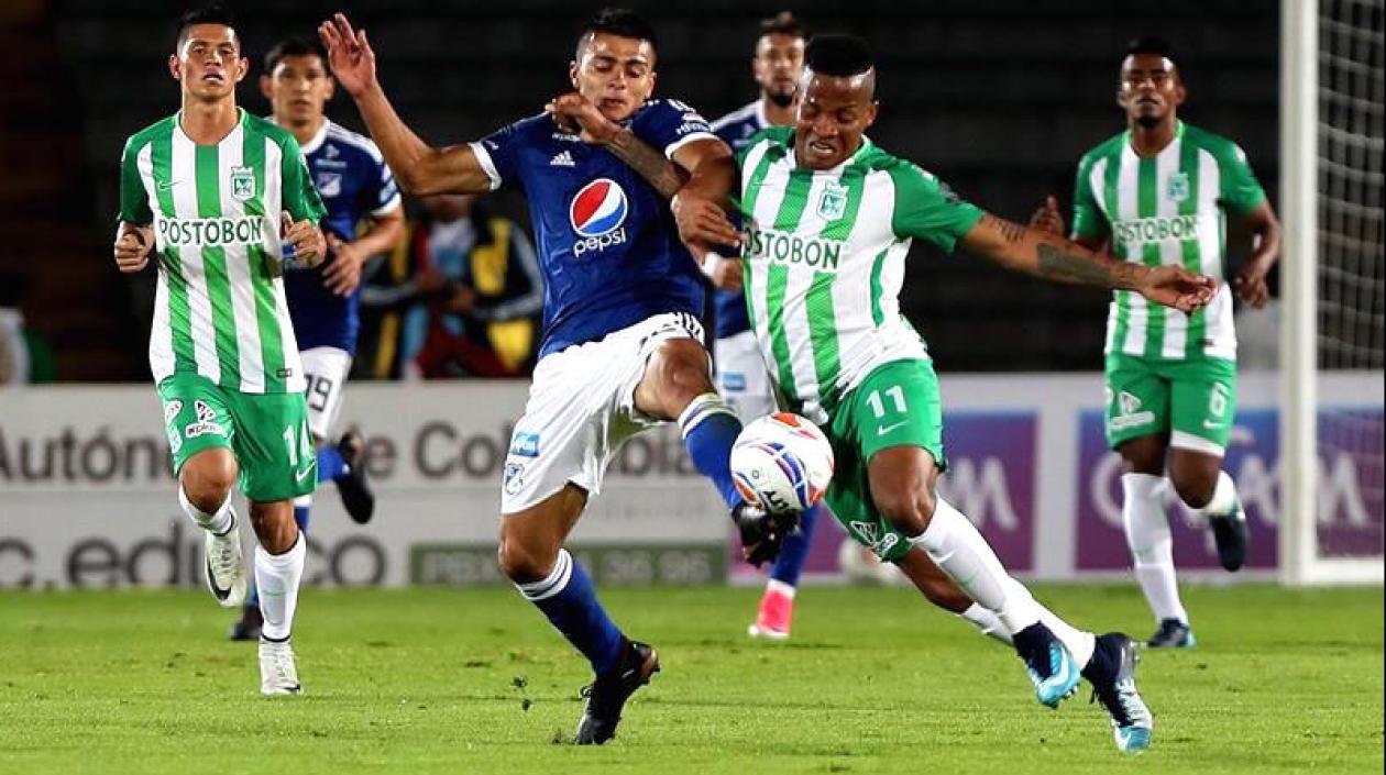 Jhon Duque de Millonarios disputa el balón con Andrés Rentería de Nacional.