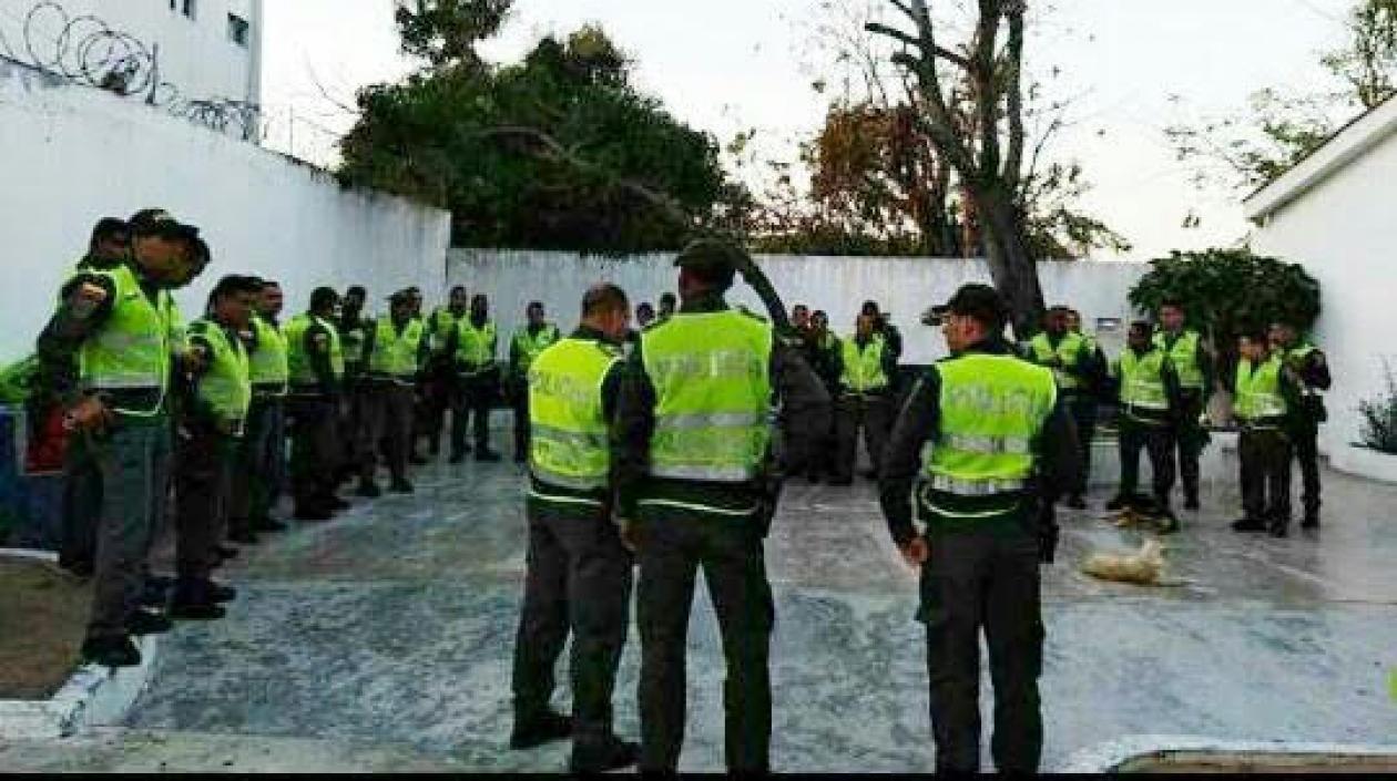 Policías de la estación San José en formación antes del atentado.
