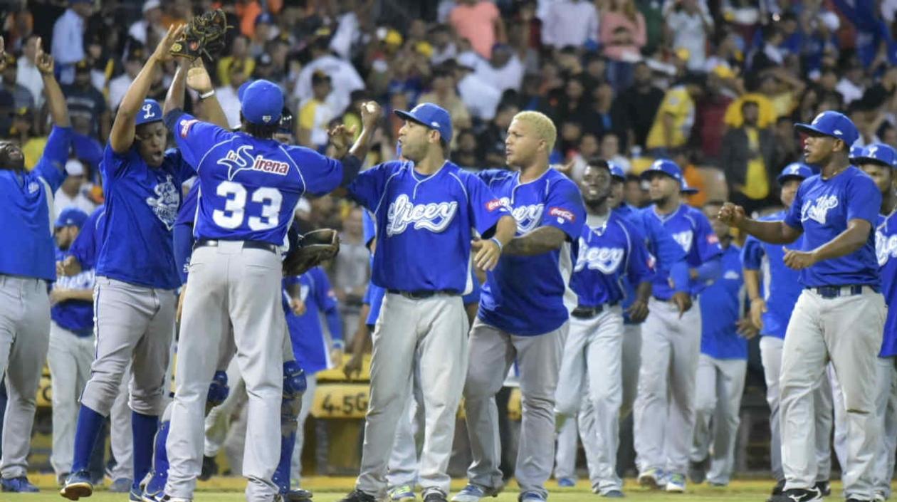 Los Tigres del Licey festejan el el triunfo de anoche. 