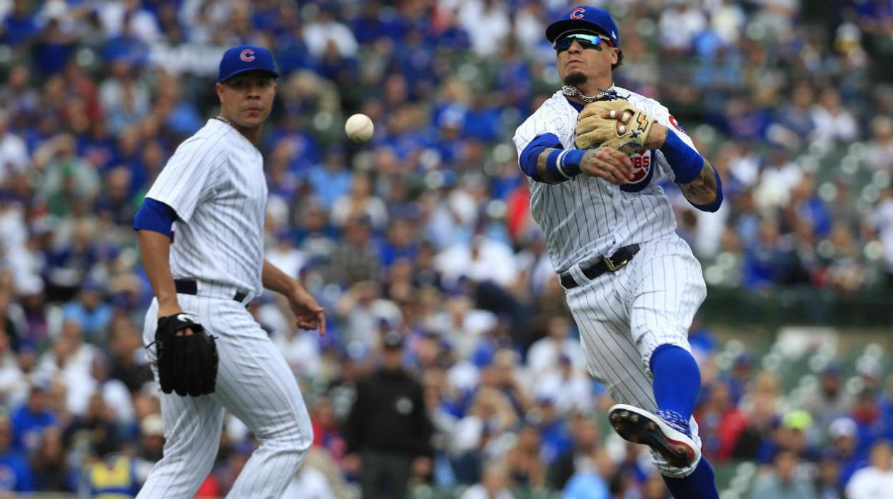 José Quintana y Javier Baez en una jugada del partido. 