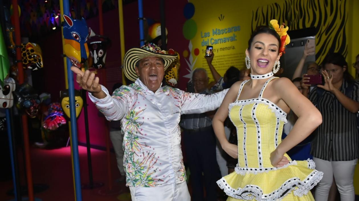 Freddy Cervantes, Rey Momo 2019 y la Reina Carolina Segebre.