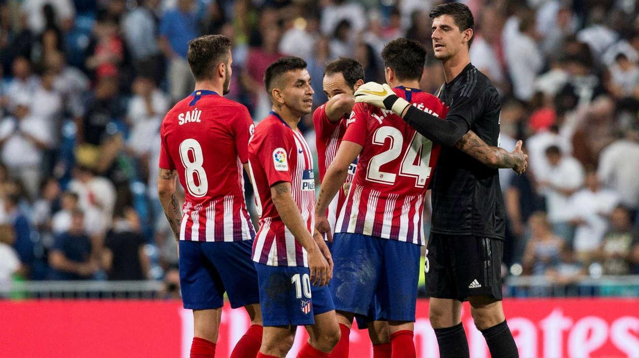 Courtois con los jugadores del Atlético de Madrid.