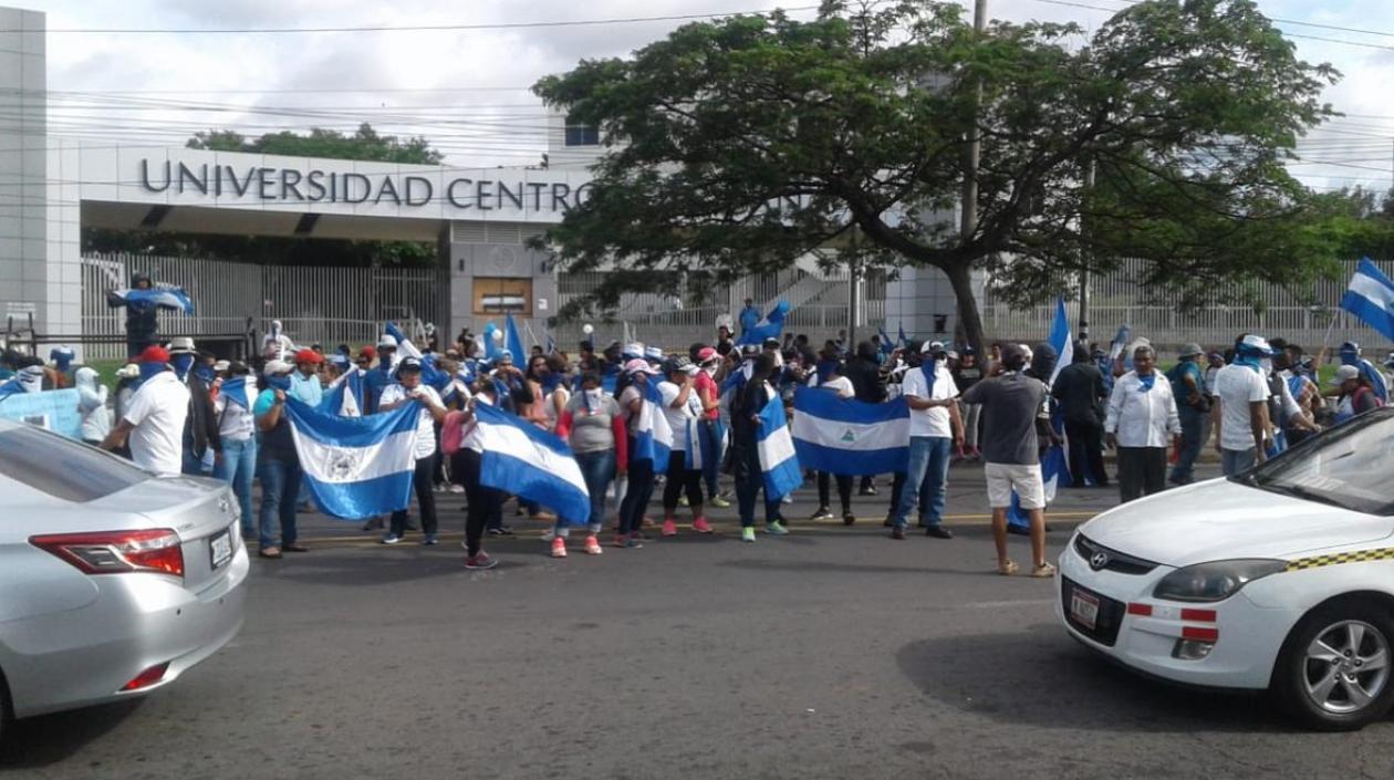 Frente a la UCA estudiantes realizan un plantón.