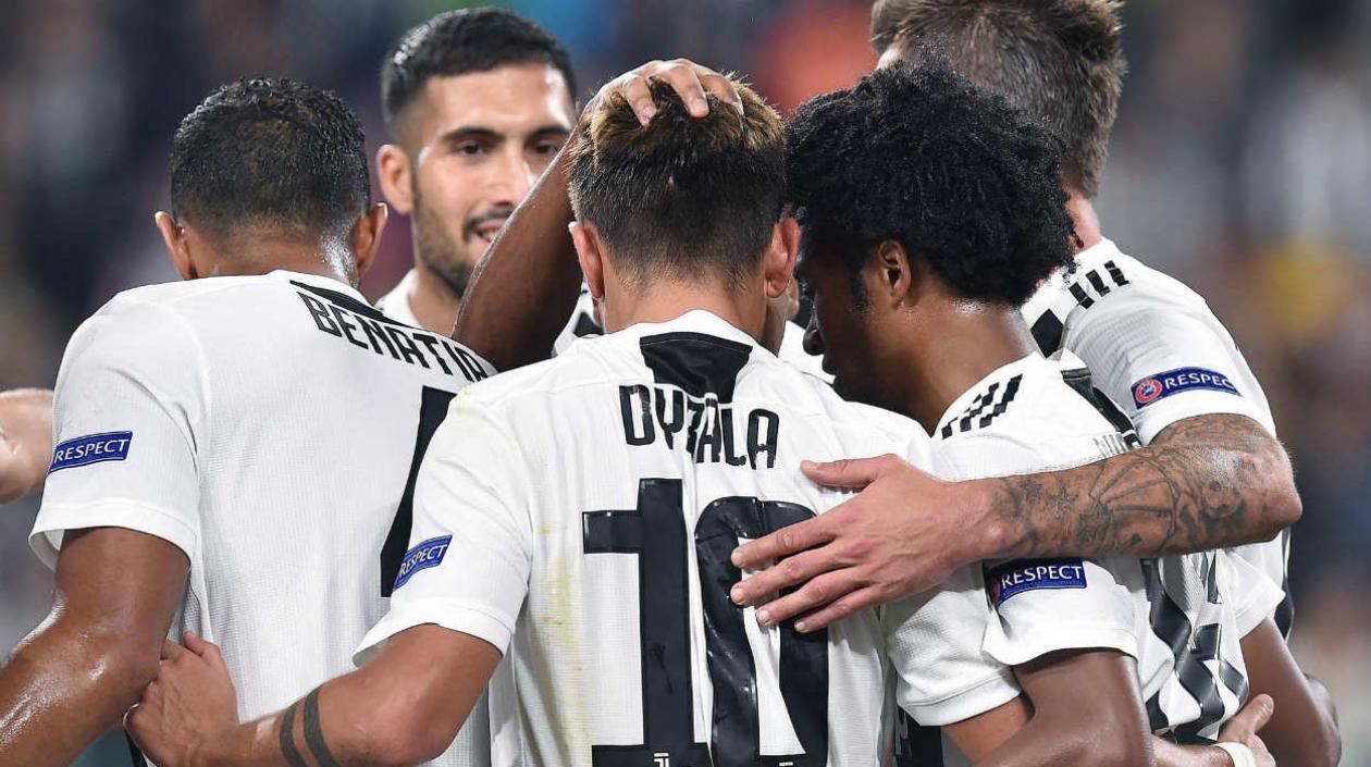 Dybala celebra con sus compañeros, entre ellos Juan Guillermo Cuadrado. 