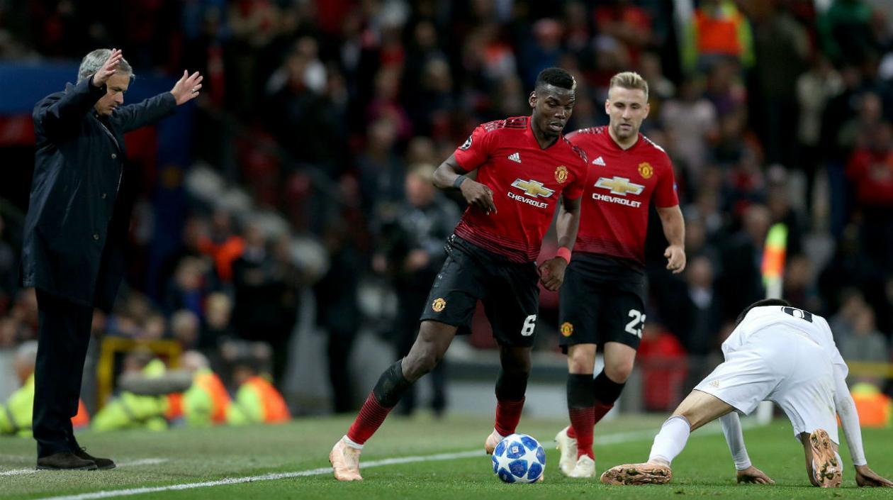 José Mourinho reparte instrucciones a sus jugadores. 