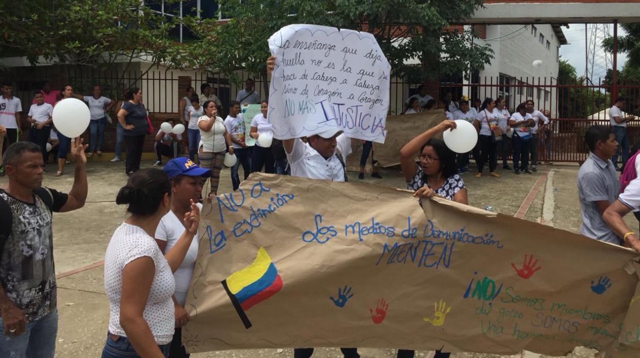 Los padres de familia del colegio Cencaes, en Soledad, protestaron este martes frente a la sede de la institución educativa