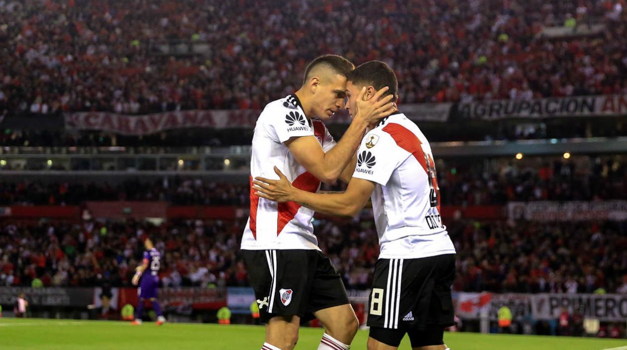 Rafael Santos Borré felicita a Juan Fernando Quintero por su gol. 