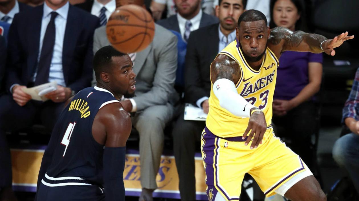 LeBron James hace una asistencia durante el juego. 