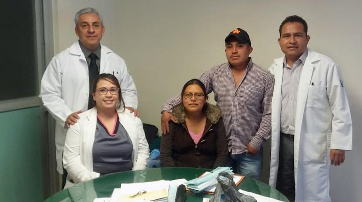 En la foto los médicos y los padres de la niña.