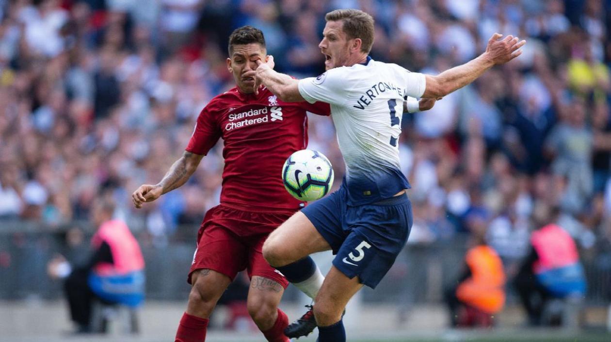 El choque entre Roberto Firmino y Jan Vertonghen. 