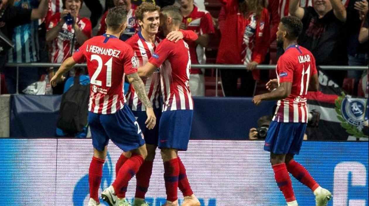 Antoine Griezmann celebrando uno de sus goles antes el Brujas.