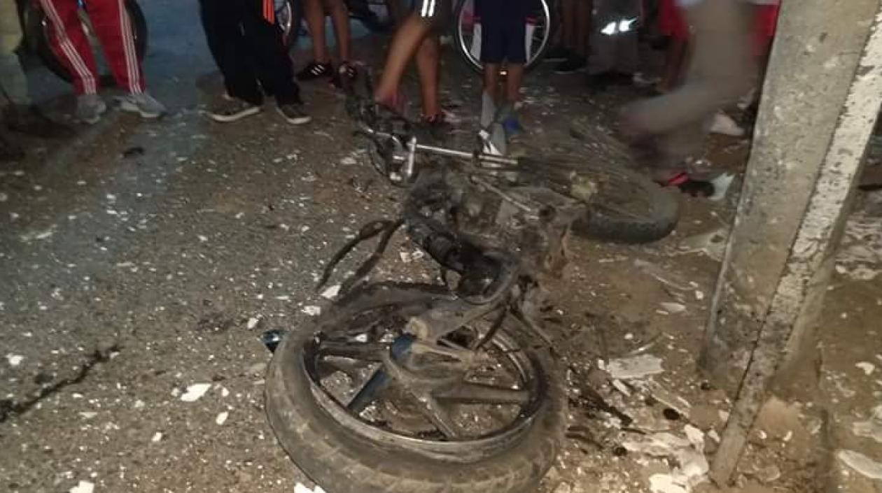 La explosión, que ocurrió anoche frente a la casa del personero municipal, Víctor Salas.