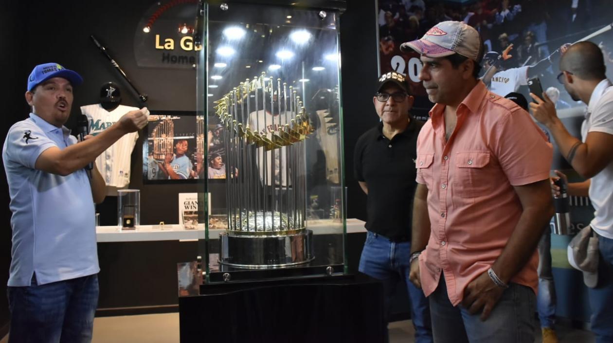 El historiador Édgar Oviedo y el Alcalde Alejandro Char con el trofeo de la Serie Mundial ganada por los Gigantes de San Francisco, en 2010.
