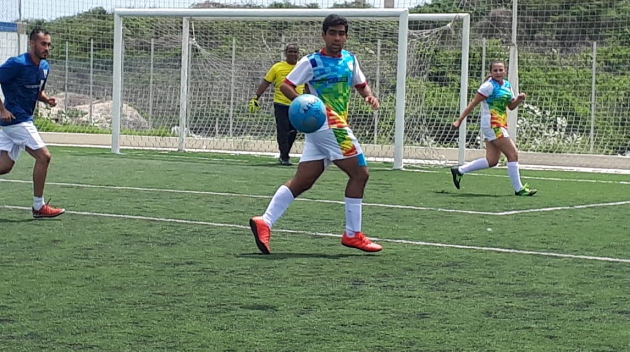 Wilson Ganen en acción de partido entre ACORD Atlántico y Prensa Amigos. 