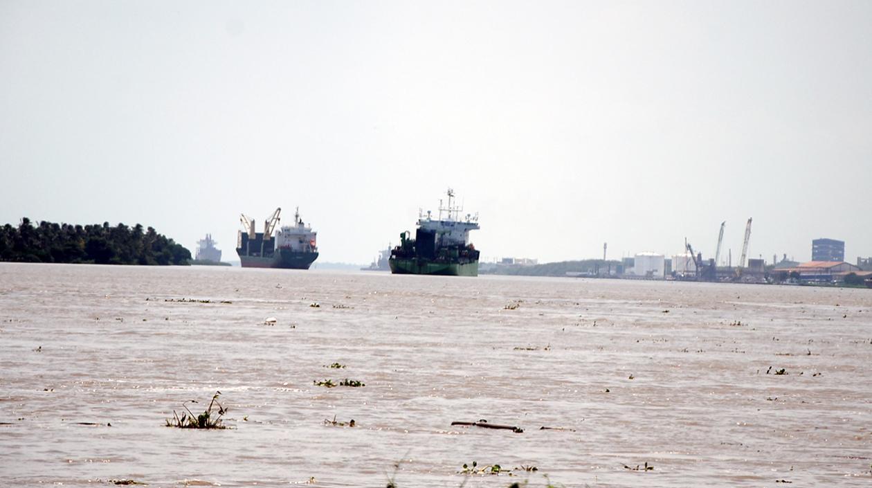 Draga belga Ulienspiegel las condiciones en el canal de acceso