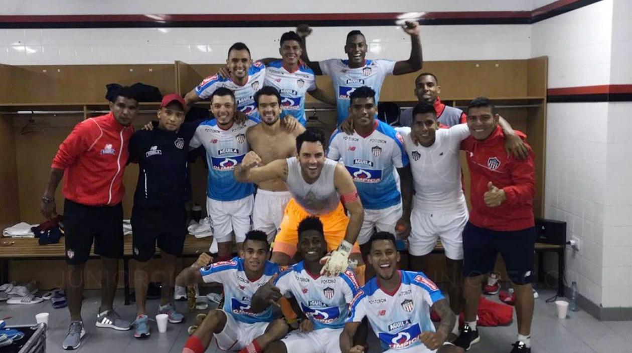Jugadores de Junior celebran tras la clasificación. 