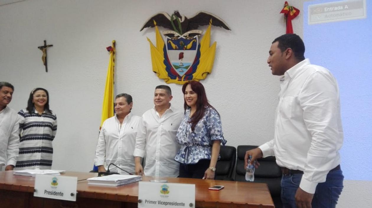 La nueva mesa directiva del Concejo para 2019 con el presidente saliente Óscar David Galán.