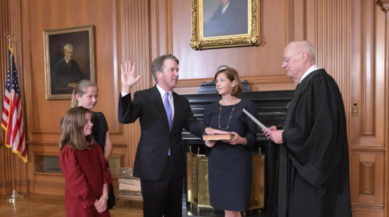 Brett Kavanaugh tomó juramento acompañado de su familia.
