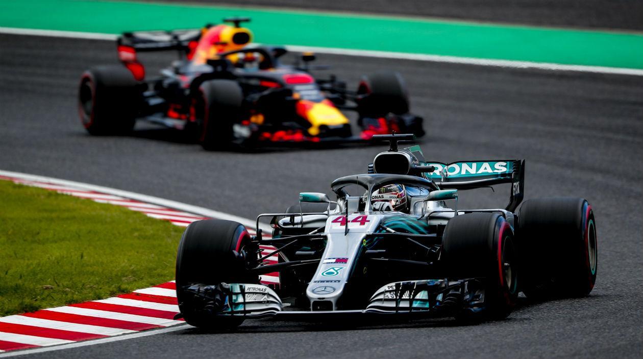 Lewis Hamilton acelera en una curva. 