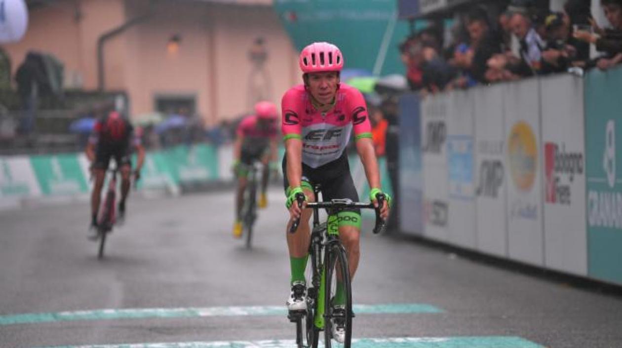 Rigoberto Urán llega de segundo en la línea de meta. 