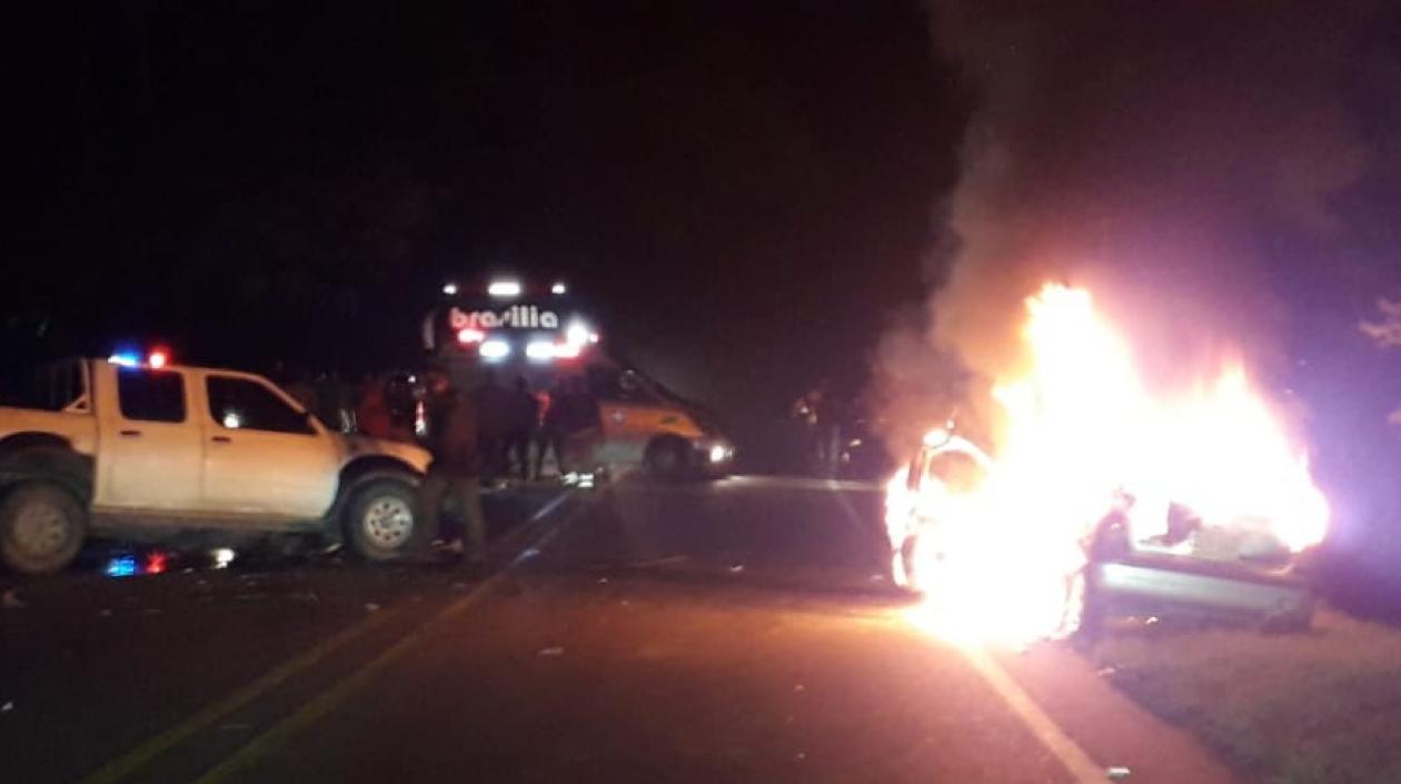 Momento en el que el vehículo particular se incendia. 