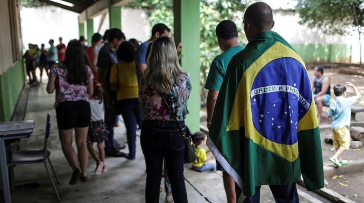 Brasileños en las mesas de votación. 