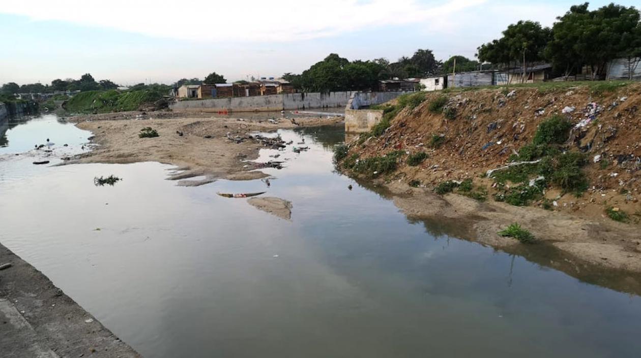 La fuerte sedimentación en la desembocadura del arroyo.
