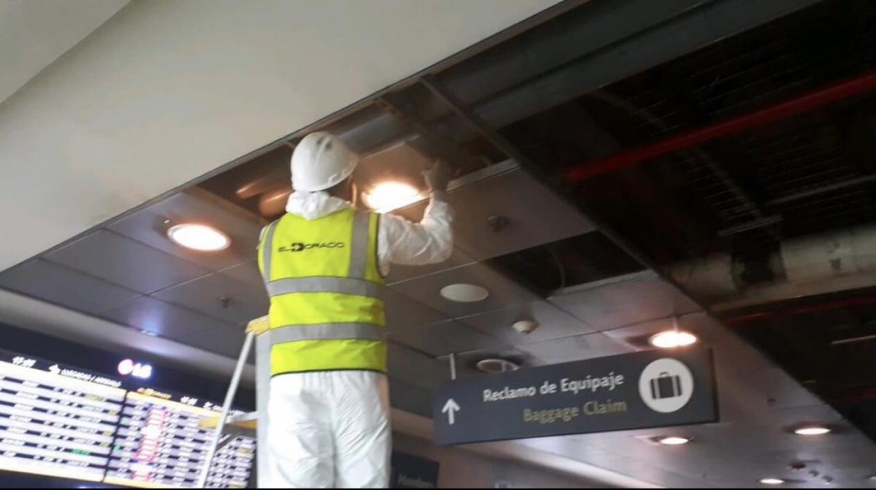 Operarios trabajan en la recuperación del techo colapsado.