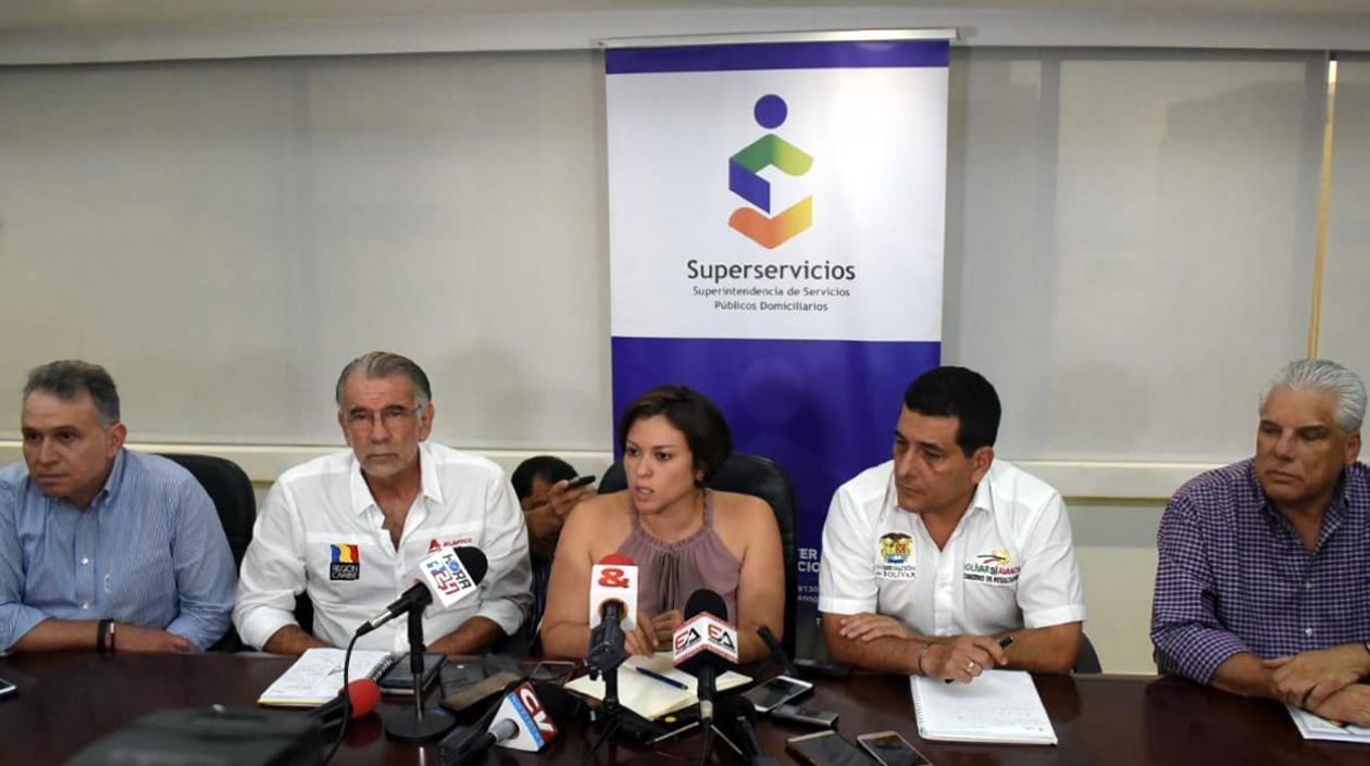 Reunión de gobernadores costeños con la Superintendente de Servicios Públicos, Natasha Avendaño García, los mandatarios de Bolívar, Dumek Turbay, y Atlántico, Eduardo Verano De la Rosa
