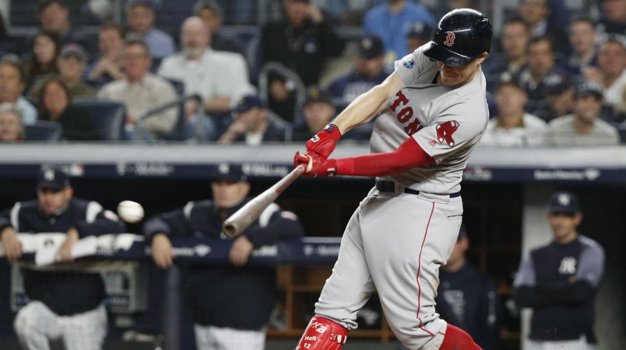 Brock Holt batea en uno de sus turnos, anoche en el Yankee Stadium. 