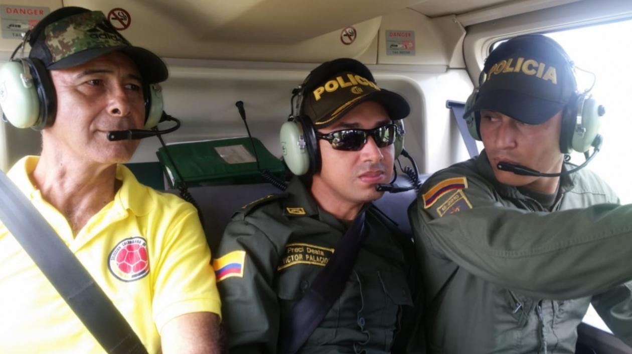 El joven cuando sobrevolaba la ciudad en el helicóptero.