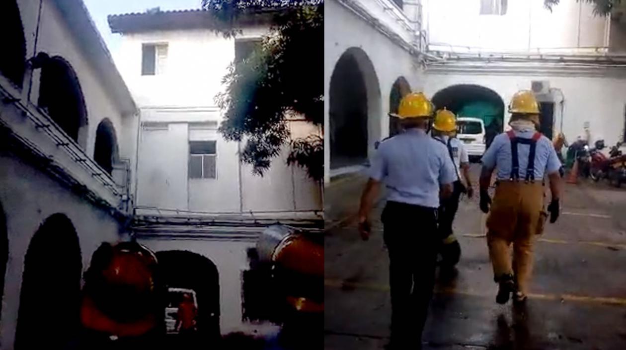 Momentos en que el joven se lanzó al vacío y fue auxiliado por bomberos y médicos del hospital.