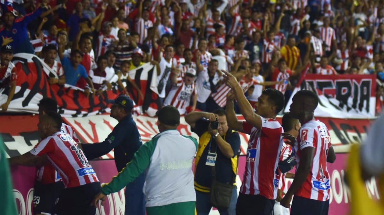 Teófilo Gutiérrez, celebrando con la tribuna el gol de la remontada.