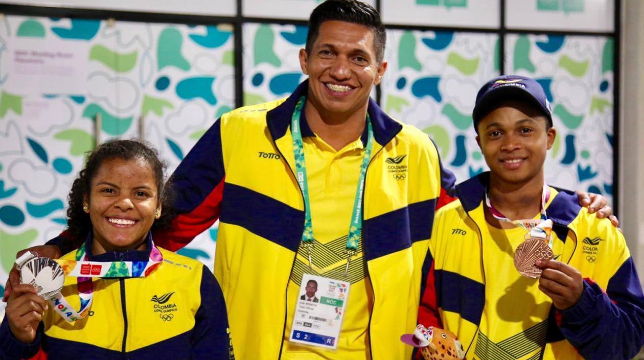 Luis Arrieta con Yinet Santoya y Stiven Villar. 