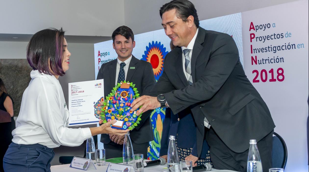 Médica Josefina Zakzuk recibe el premio que apoya su investigación.