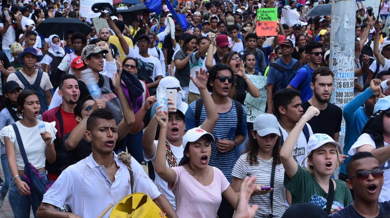 Jóvenes llegando a la Plaza de la Paz.