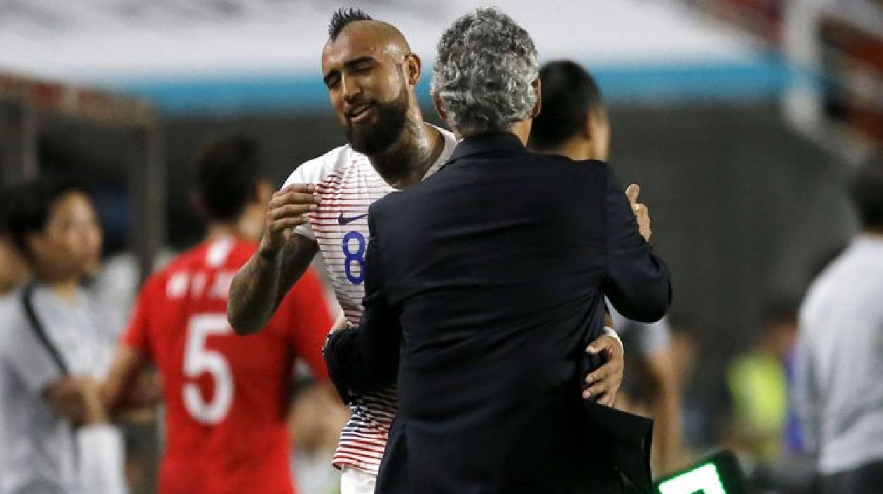 El volante Arturo Vidal y el técnico colombiano Reinaldo Rueda.