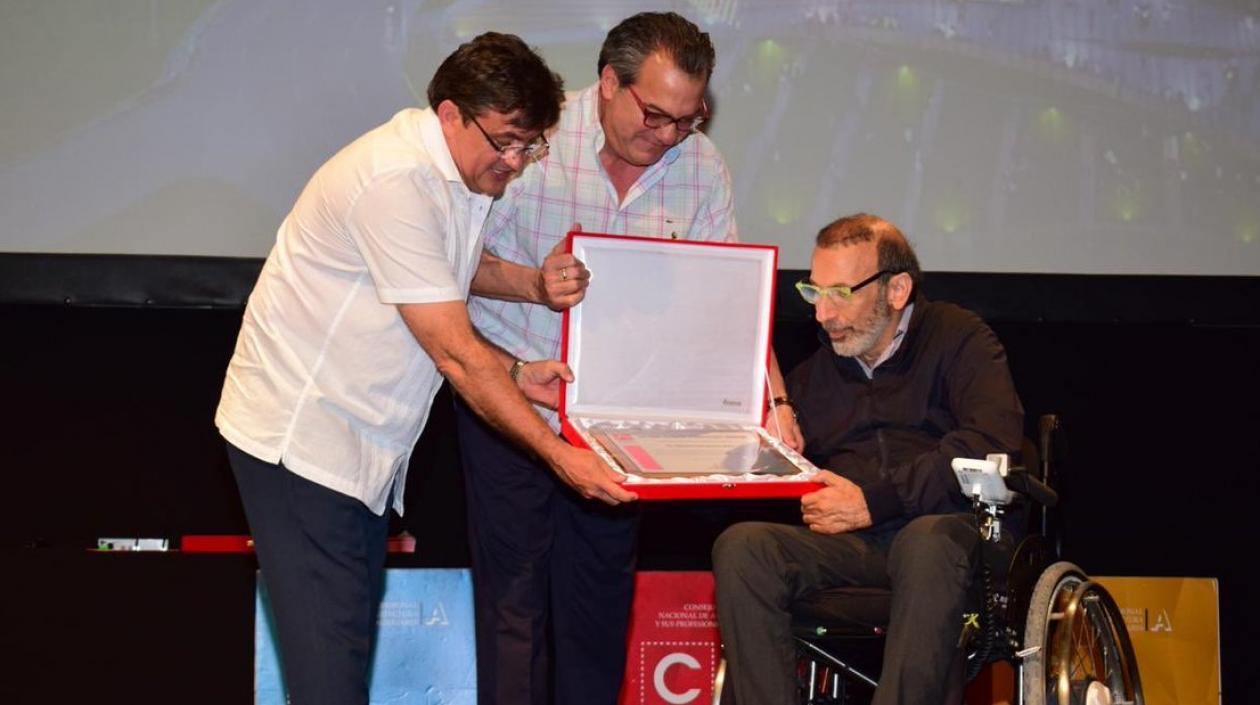 El empresario José Manuel Daes recibe el reconocimiento en la Bienal de Arquitectura en Cartagena.