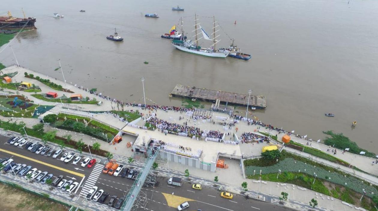 El Buque Escuela ARC Gloria llegando al Gran Malecón del Río.