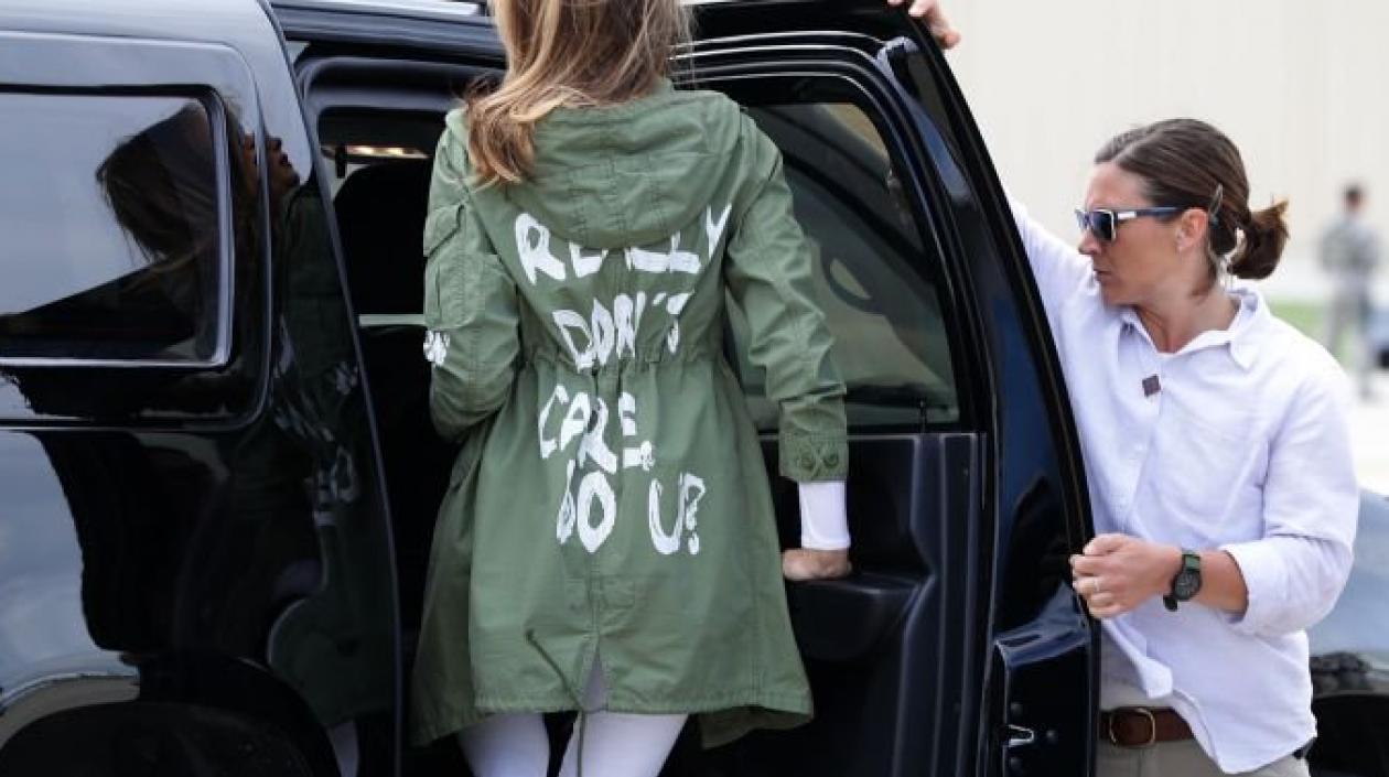 Melania Trump y su polémica chaqueta en Textas. 