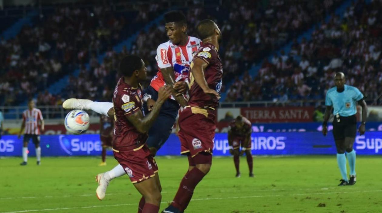 Yony González sería suplente para el duelo. 
