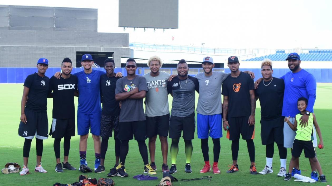 Kevin Escorcia (segundo de izquierda a derecha) y Juan Escorcia (octavo en el mismo orden), son los hermanos barranquilleros en el bullpen de Colombia. 
