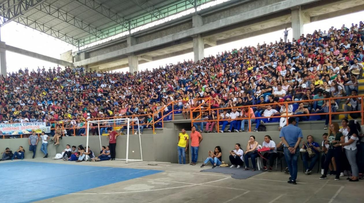 En una asamblea, los estudiantes dijeron sí al paro nacional de universidades públicas.