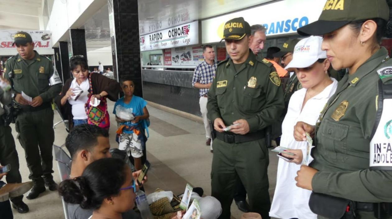 Uniformados entregan volantes en diferentes lugares como la Terminal de Transporte en Santa Marta.