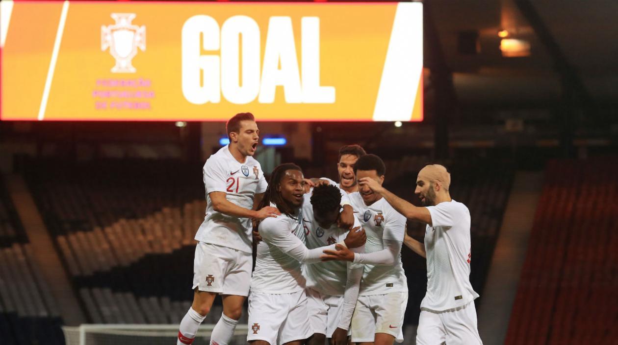 Eder festeja con sus compañeros su anotación. 