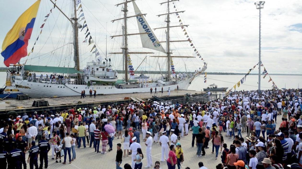 Miles de personas frente al Buque Gloria.