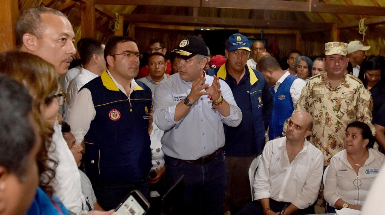 El Jefe de Estado visitó el Puesto de Mando Unificado y dio instrucciones para que el servicio de salud y la protección de la comunidad se den con agilidad.