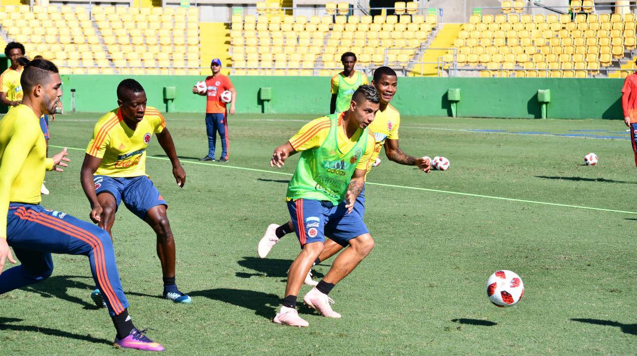Juan Daniel Roa y Wílmar Barrios disputan la pelota. 