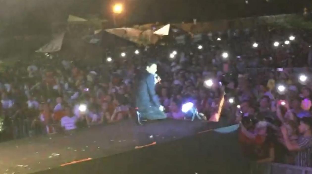 El merenguero Bonny Cepeda durante su presentación.